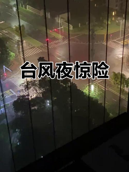 近日，台风“桦加沙”来袭，9月22日在香港读书的孙女士发布自己遭遇台风的经历。香