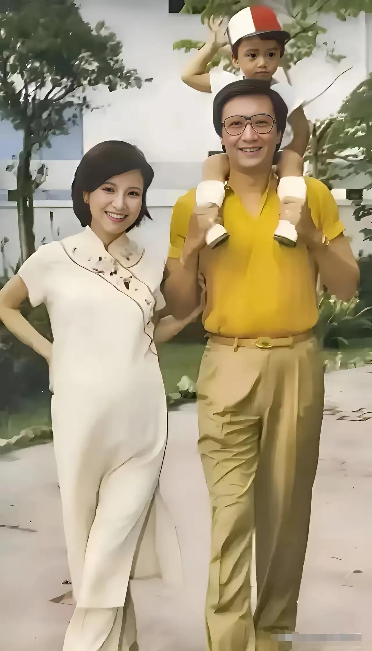 老照片欣赏系列：这是谢霆锋的爸爸妈妈，上面的小男孩就是谢霆锋，难怪谢霆锋是帅哥，