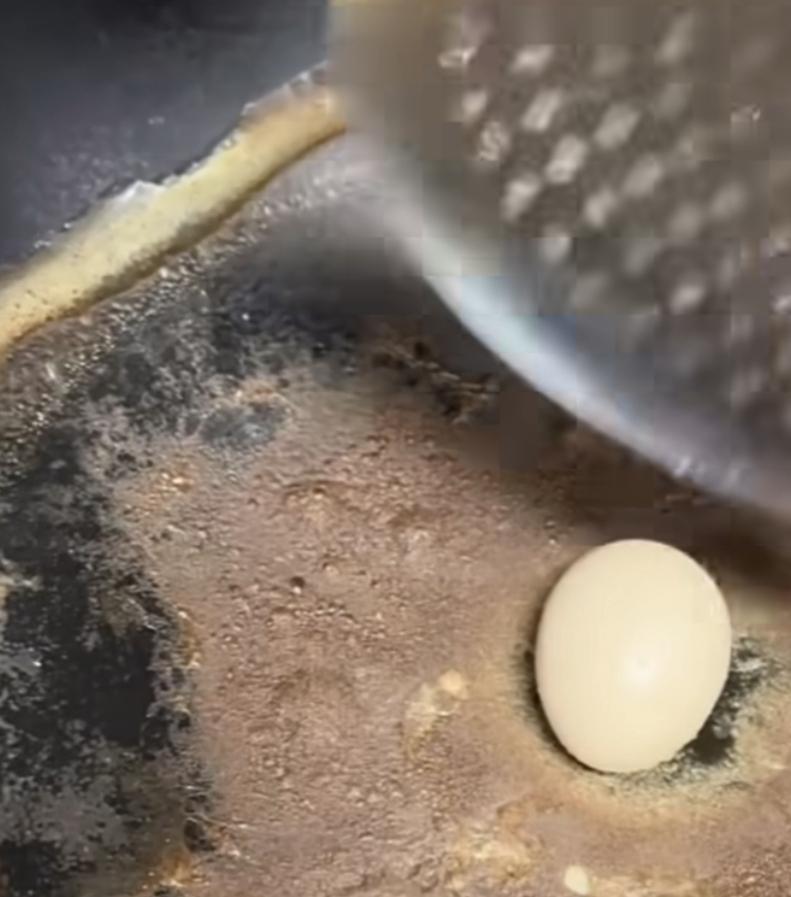 一小伙靠煮鸡蛋
精准到秒爆火，仅用3天，
账号“爱吃蛋”粉丝从200涨到300多