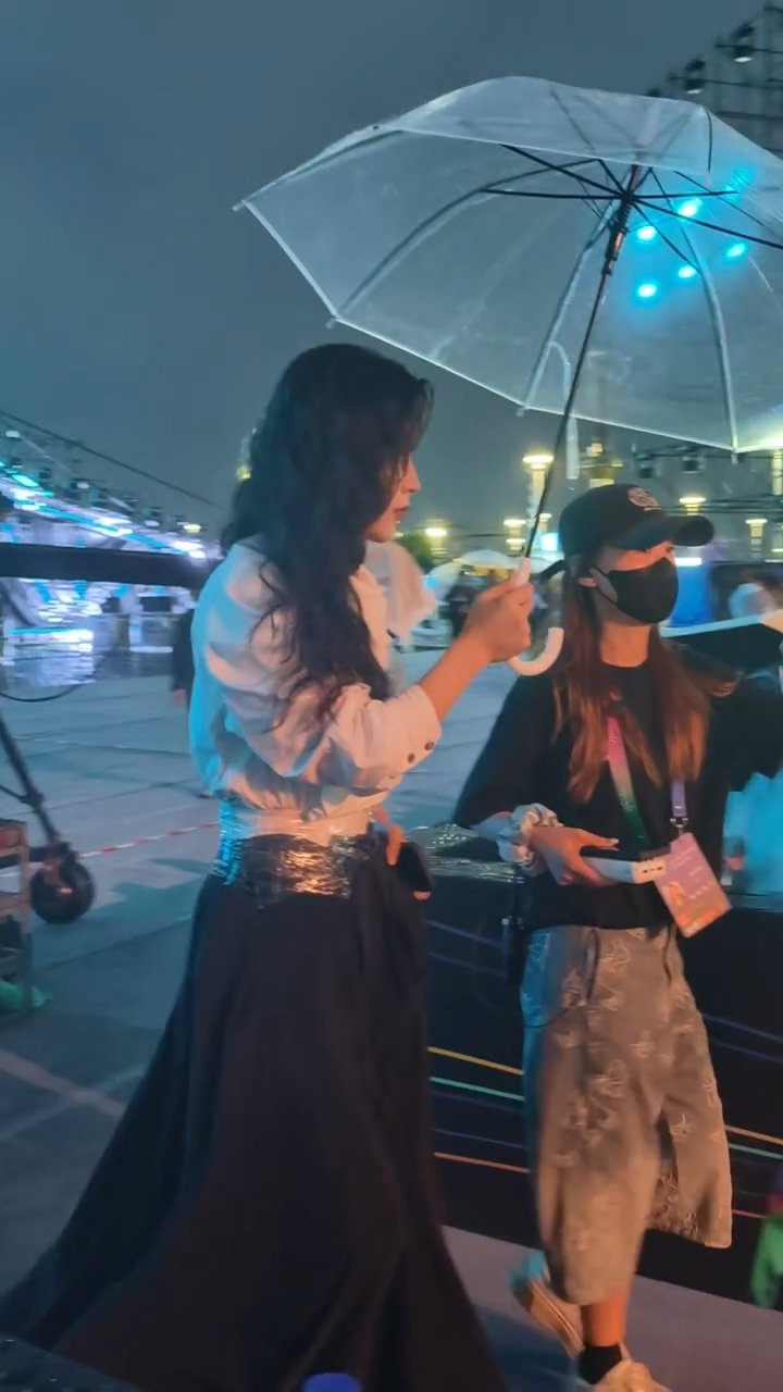 这个红唇卷发的陈丽君好美、、、还给工作人员撑伞完全姐感大爆发陈丽君雨中撑伞好美陈