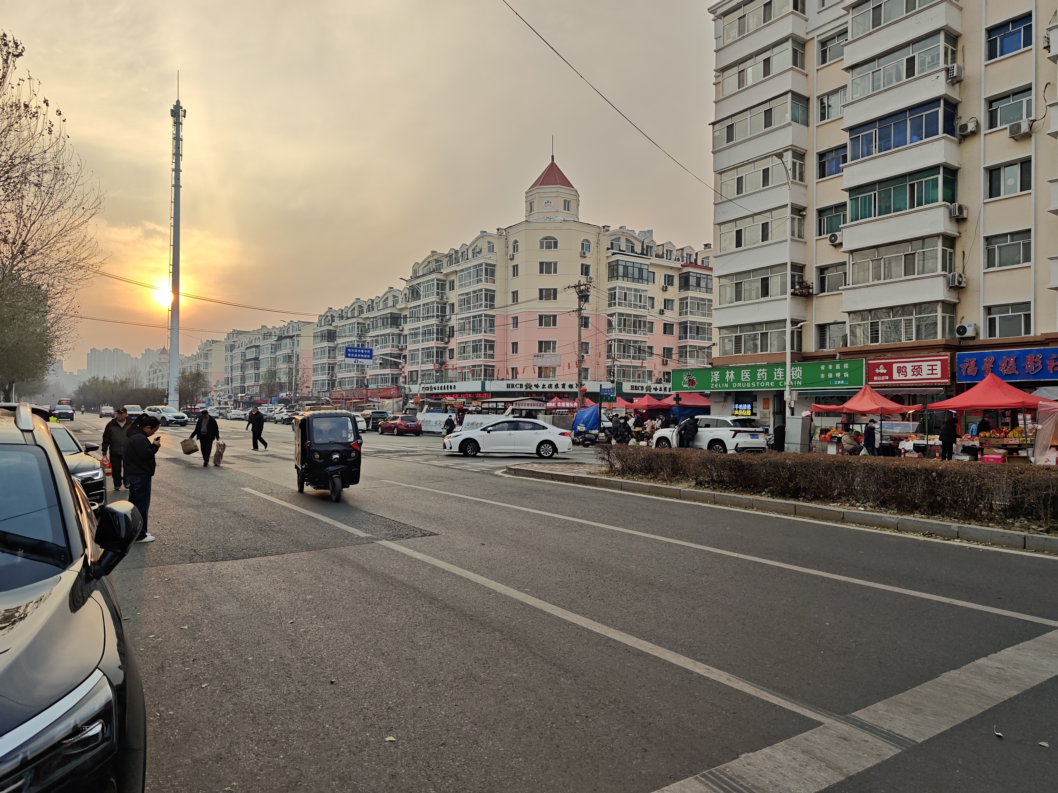 刚才去夜市逛逛买点土豆子，人真多~ 