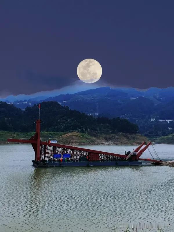 看到“暮水推舟追晓月”这个上联，瞬间就来了兴致。上联营造出了一幅很有意境的画面，