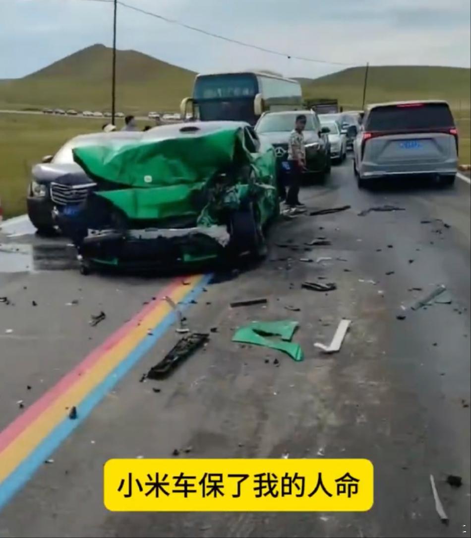 小米YU7车主讲述被水泥车撞击过程 ​​​​YU7提车才没几天，内蒙古赤峰市某路
