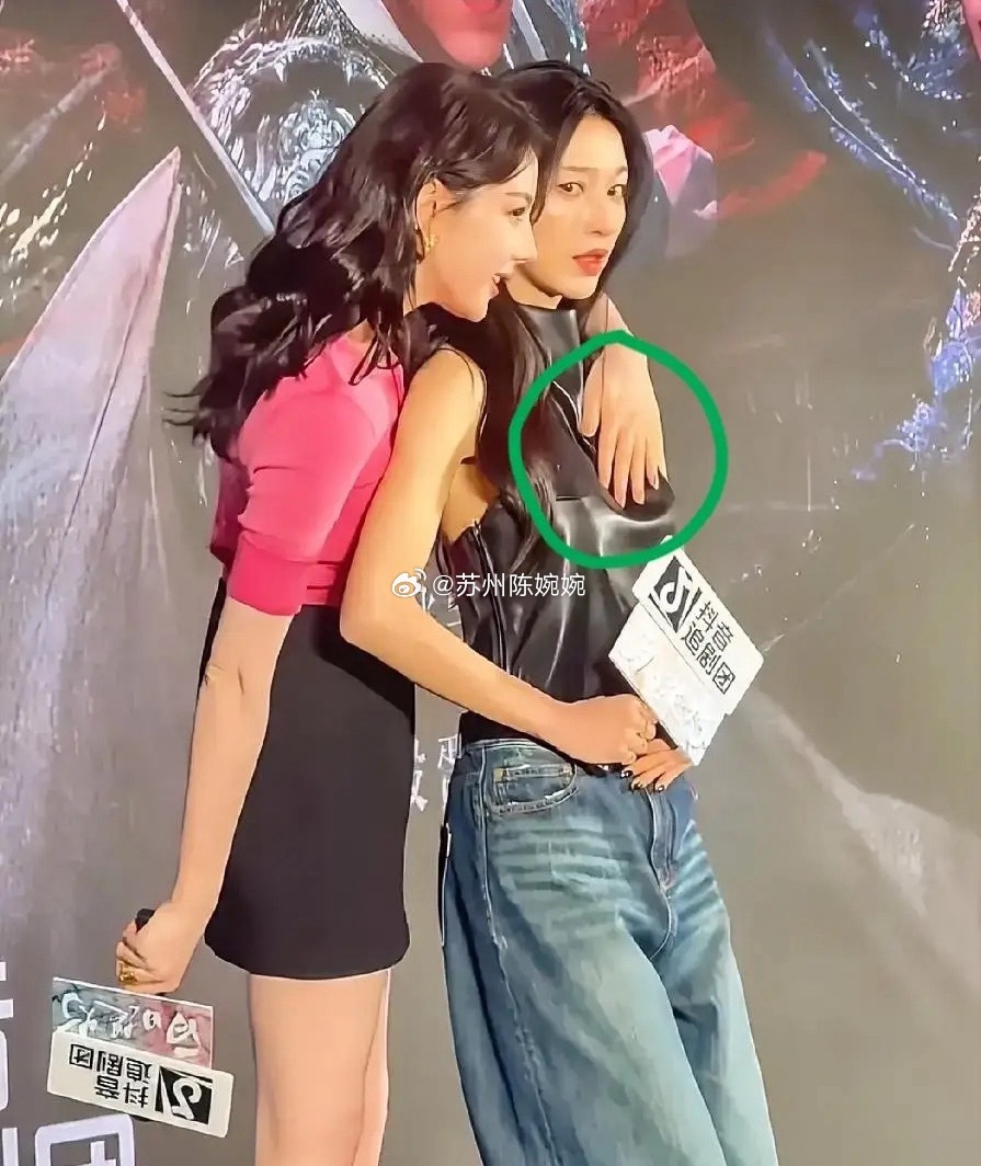 新剧发布会现场，迪丽热巴这个动作让张俪吓坏了。特别是手的位置，总觉得有点不合适！