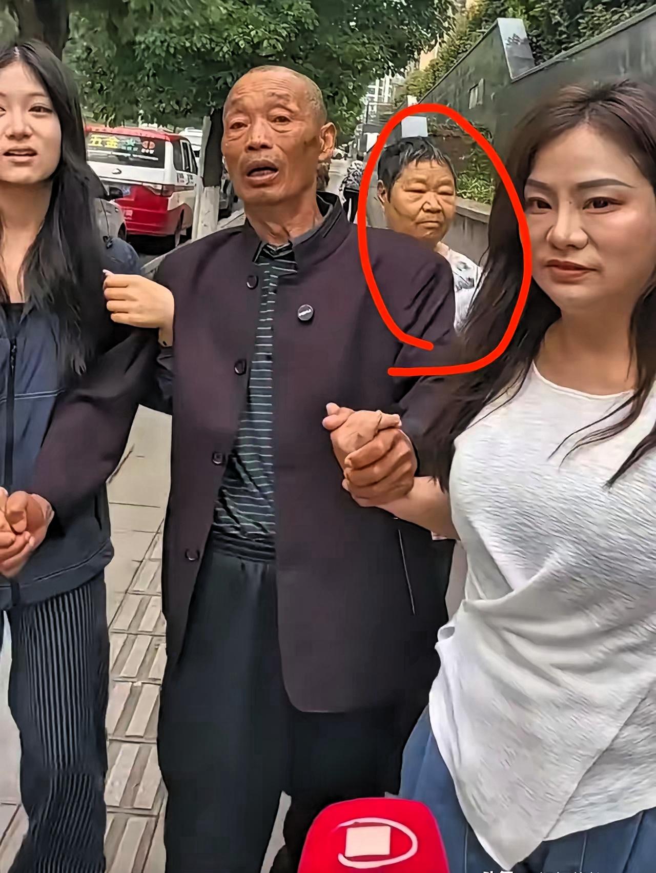 有的媒体是真的毫无三观。多年前，这名男子因欠下债务，选择离开家庭独自出走。彼时家