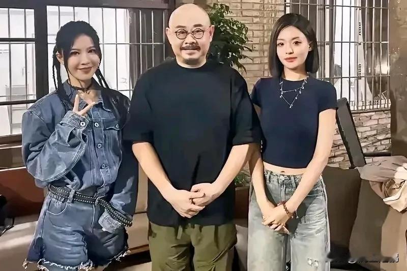 歌唱者和曲艺艺人流量大战
   今年，抖音平台热闹非凡，自刀郎的线下演唱会开始，