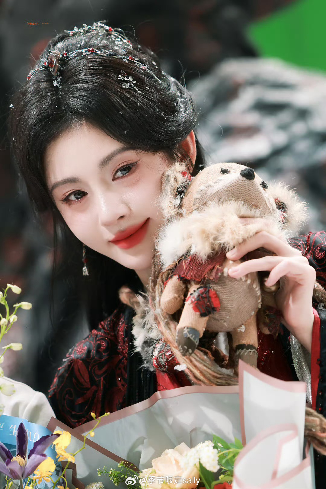鞠婧祎月鳞绮纪杀青捧花照💐 ​​​