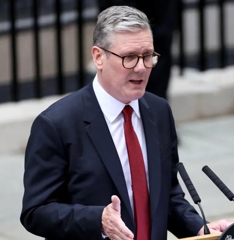 听其言，英国首相斯塔默1月26日明确表示，英国不必在中美之间二选一，拒绝“非此即