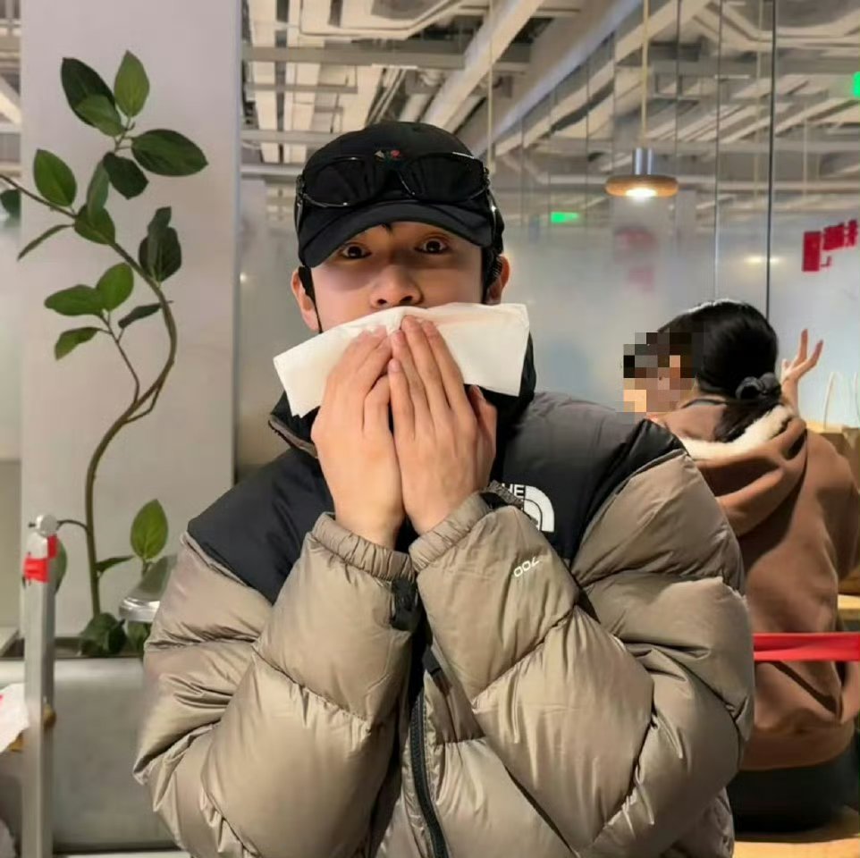 逛大集偶遇李昀锐网友在北京集市拍到小林，他一身休闲穿搭低调逛集采买年货，没有过多