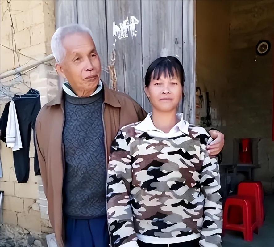 1994年，49岁的他将19岁女工友带回村，随后两人开始疯狂造人，短短21年，两