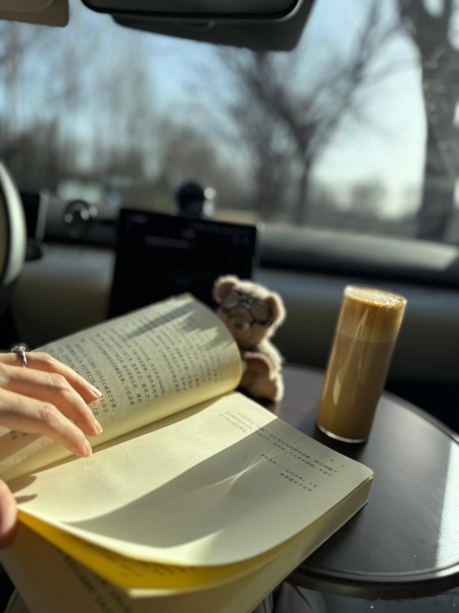 作为蔚来车主，传统过冬四件套必须是：方向盘加热、座椅加热、Nomi帽子和Nio暖