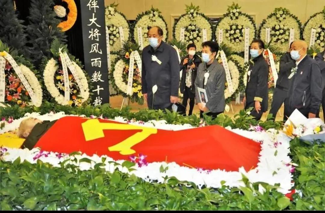 2020年，王树声大将夫人，杨炬病逝后，一张罕见的留影，照片中的他身上覆盖着鲜红