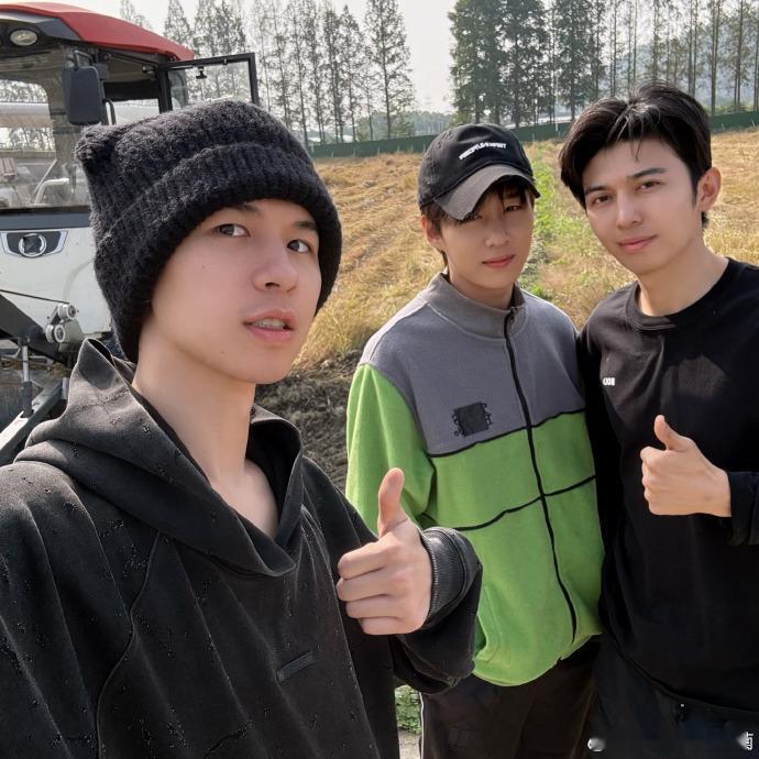 #何浩楠晒和卓沅赵小童合照#何浩楠晒出与卓沅、赵小童收水稻的合照，让人看到了他们