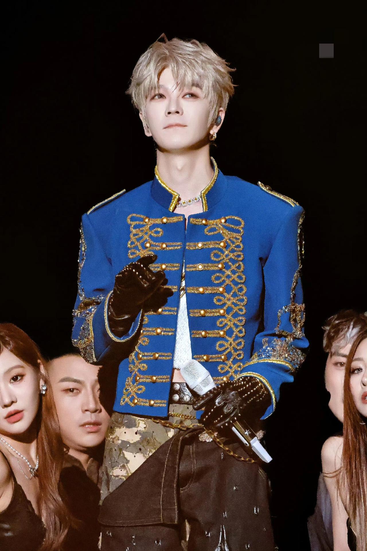 王栎鑫成都演唱会，怪不得苏醒一直在夸，真是太帅了！
再就业团里唯一一个说脱就脱的