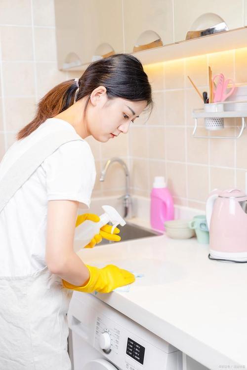 人到六十，刚进入老年，按现在说法还算中年呢。
当然无论哪个年龄段的人，干活多了都