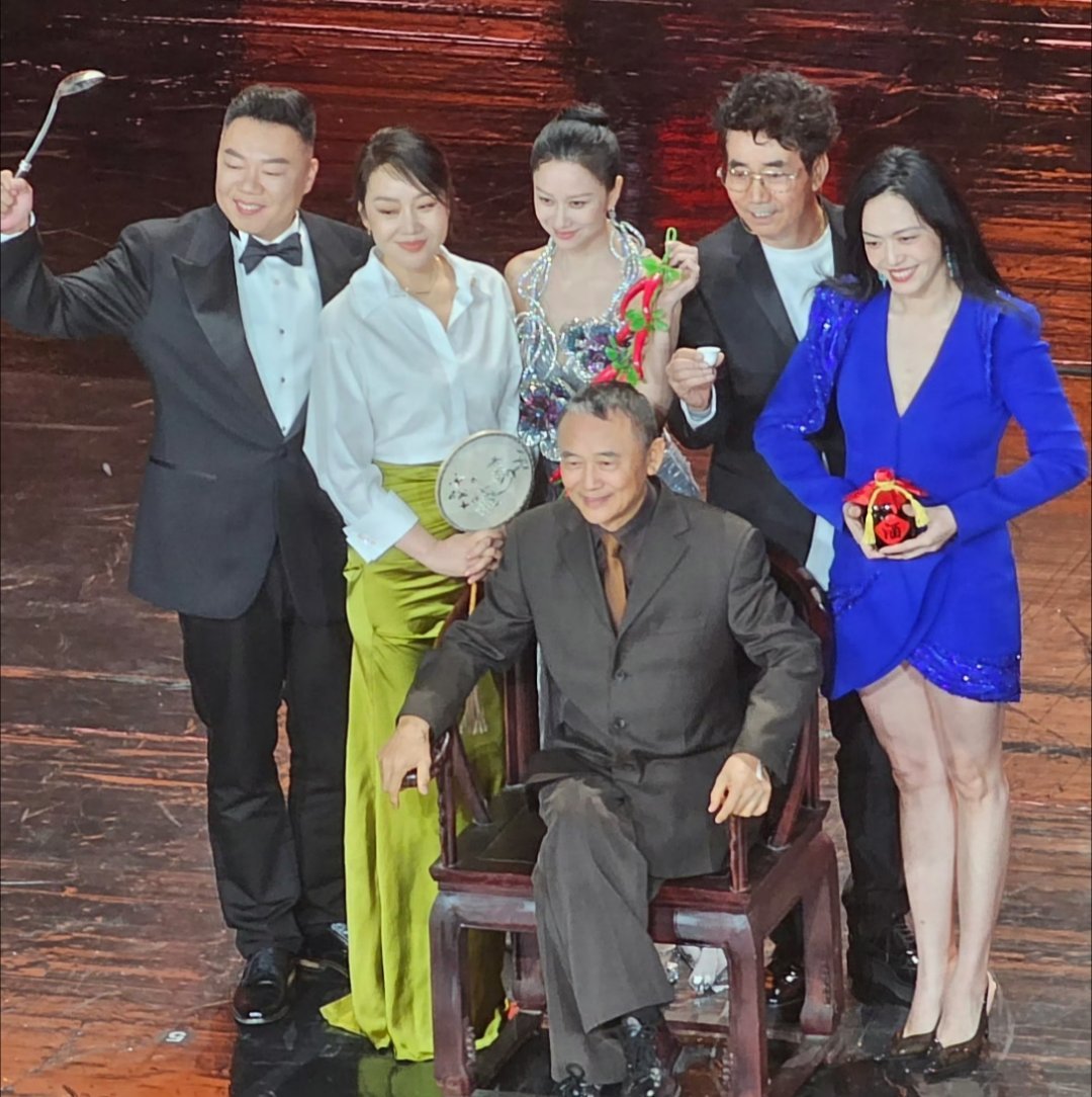 武林外传世纪合体 为纪念《武林外传》开播20周年，主创团队在舞台现场进行“武林外