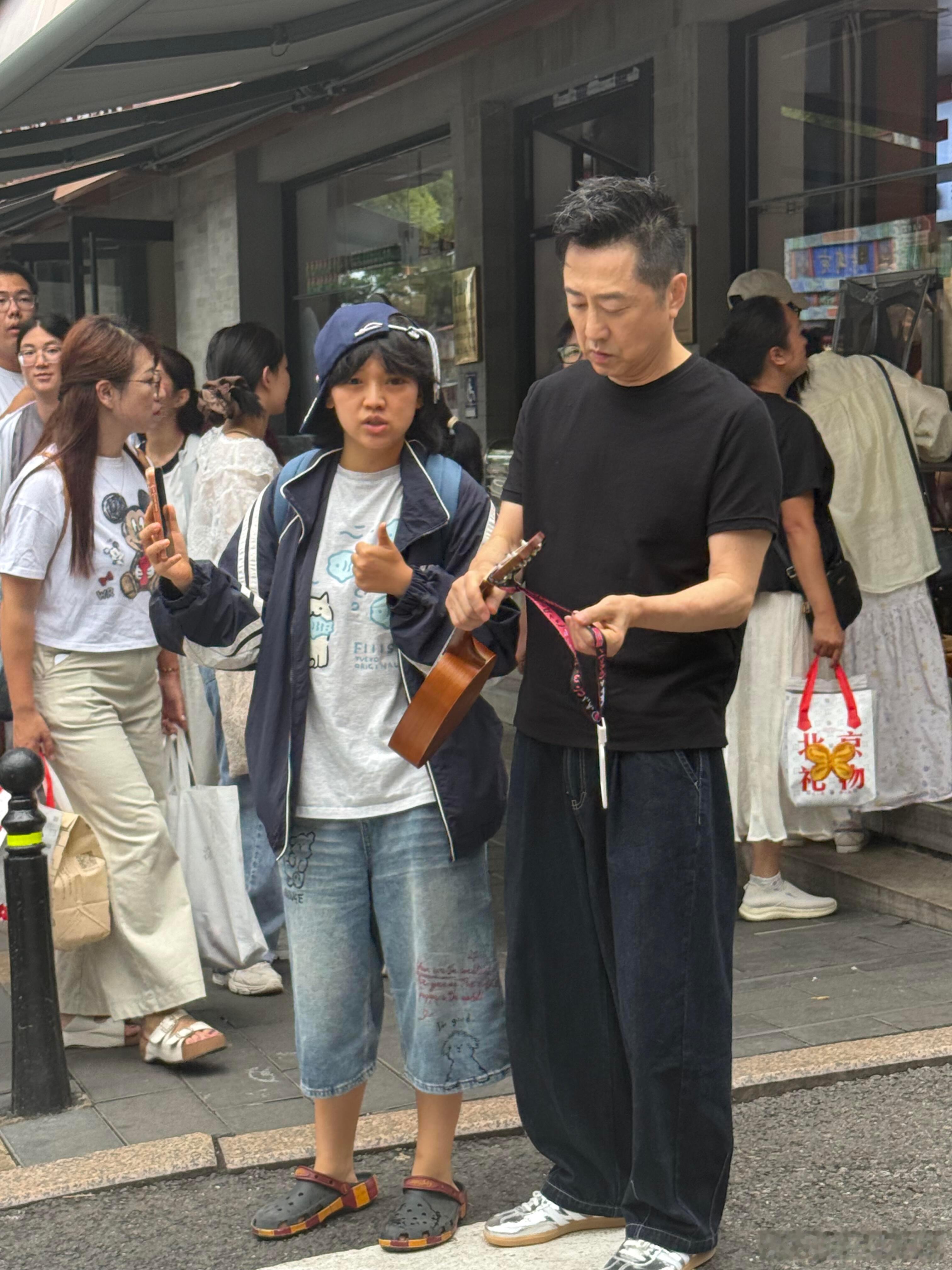 08/26，在雍和宫附近偶遇庾澄庆和拉宏 ​​​