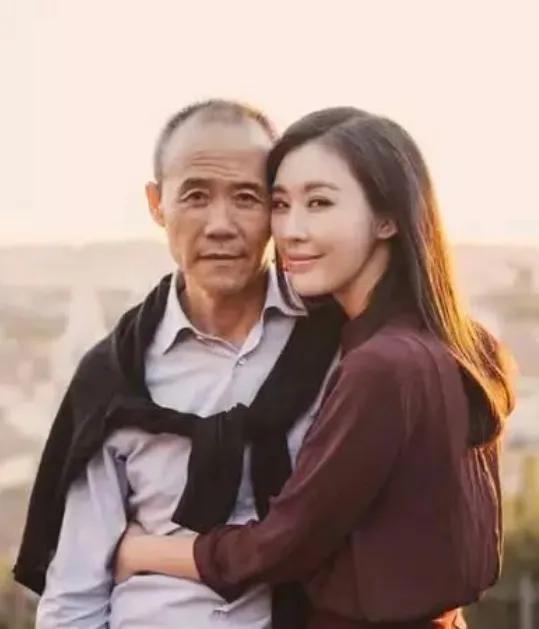 王石和他现任媳妇的亲密照: