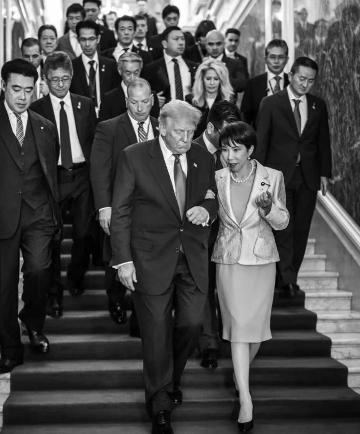 高市早苗这是把梅拉尼娅的“活”给抢了，直接挽上了美国总统的胳膊，而且当着那么多人