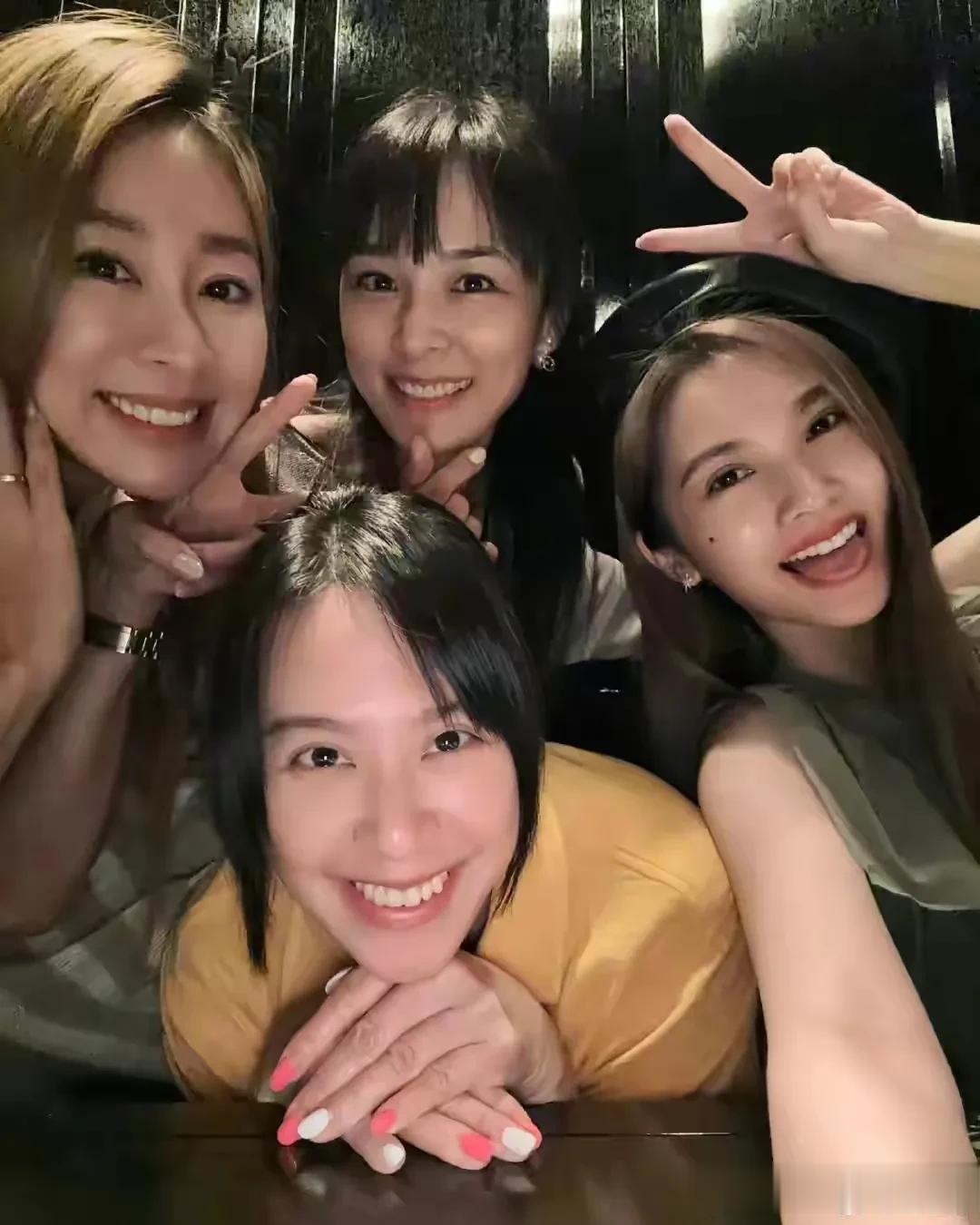 4 in love组合合体，杨丞琳最出色，果然是红气养人。

杨丞琳晒出4inl