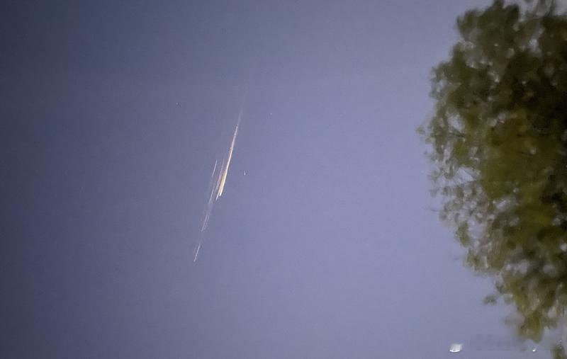 【美加州上空现不明火球 确认为马斯克星链卫星坠落】海外新鲜事 美国南加州至内华达