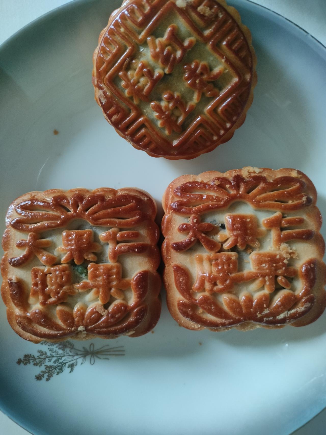 昨天中秋，特意买了各种口味的月饼，有枣泥馅、果仁馅的，还有甜心苹果馅的，仪式感满