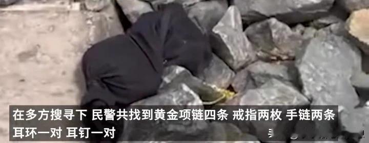 近日，新疆一位热女士坐上了一列绿皮火车，因为担心携带的黄金被人盯上，她用黑丝袜给