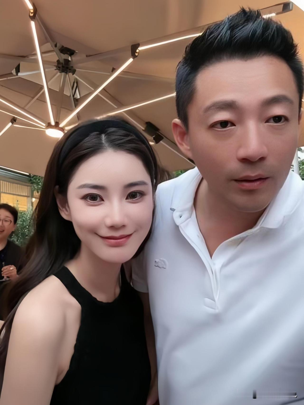 马筱梅说与汪小菲从不查岗，汪小菲现任妻子马筱梅在直播中回应网友问题她说她们很少吵