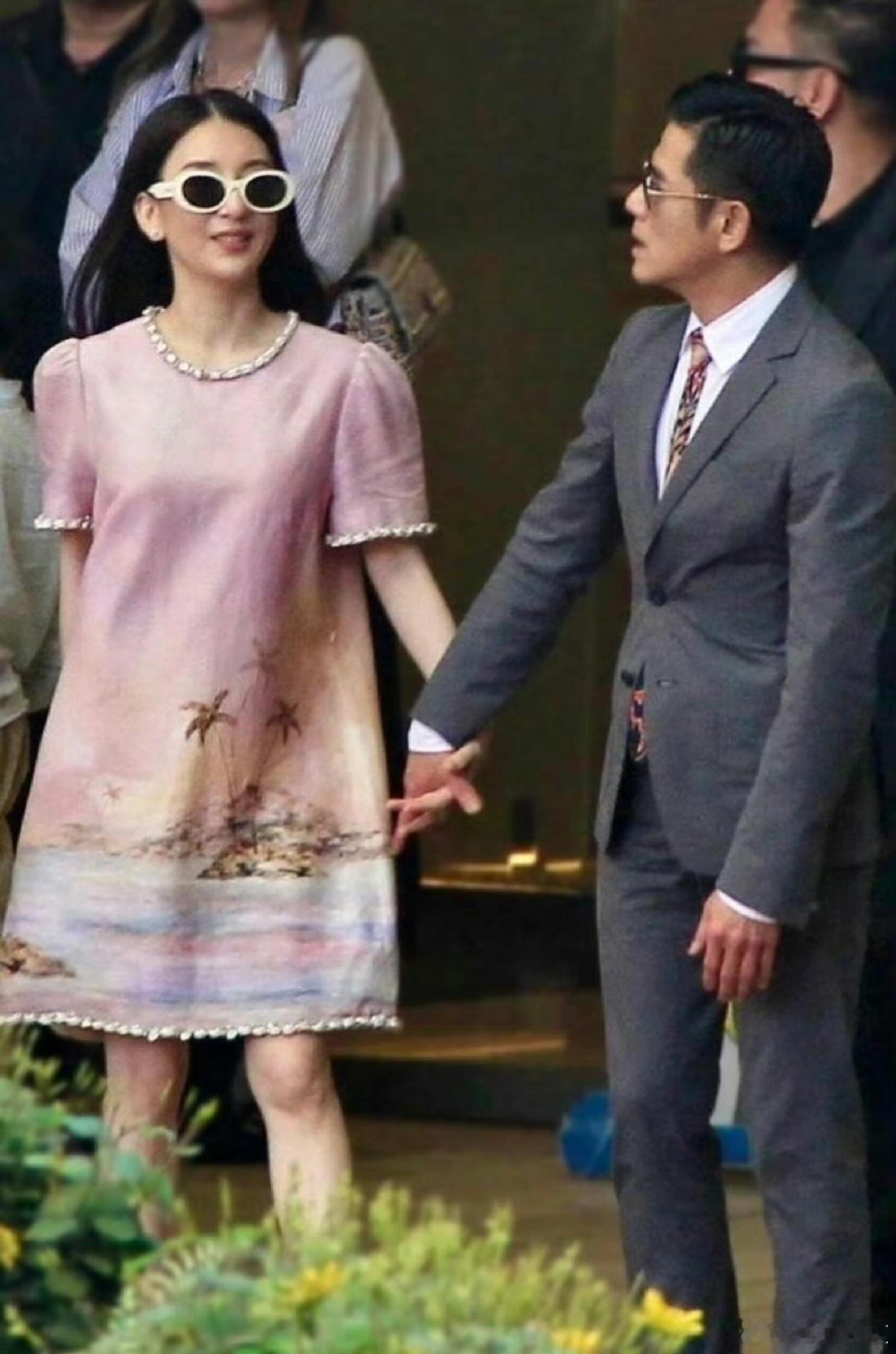 方媛三胎孕妇照❗郭富城终于要有儿子了？方媛逛街被拍，肚子已经微微隆起了，但四肢还