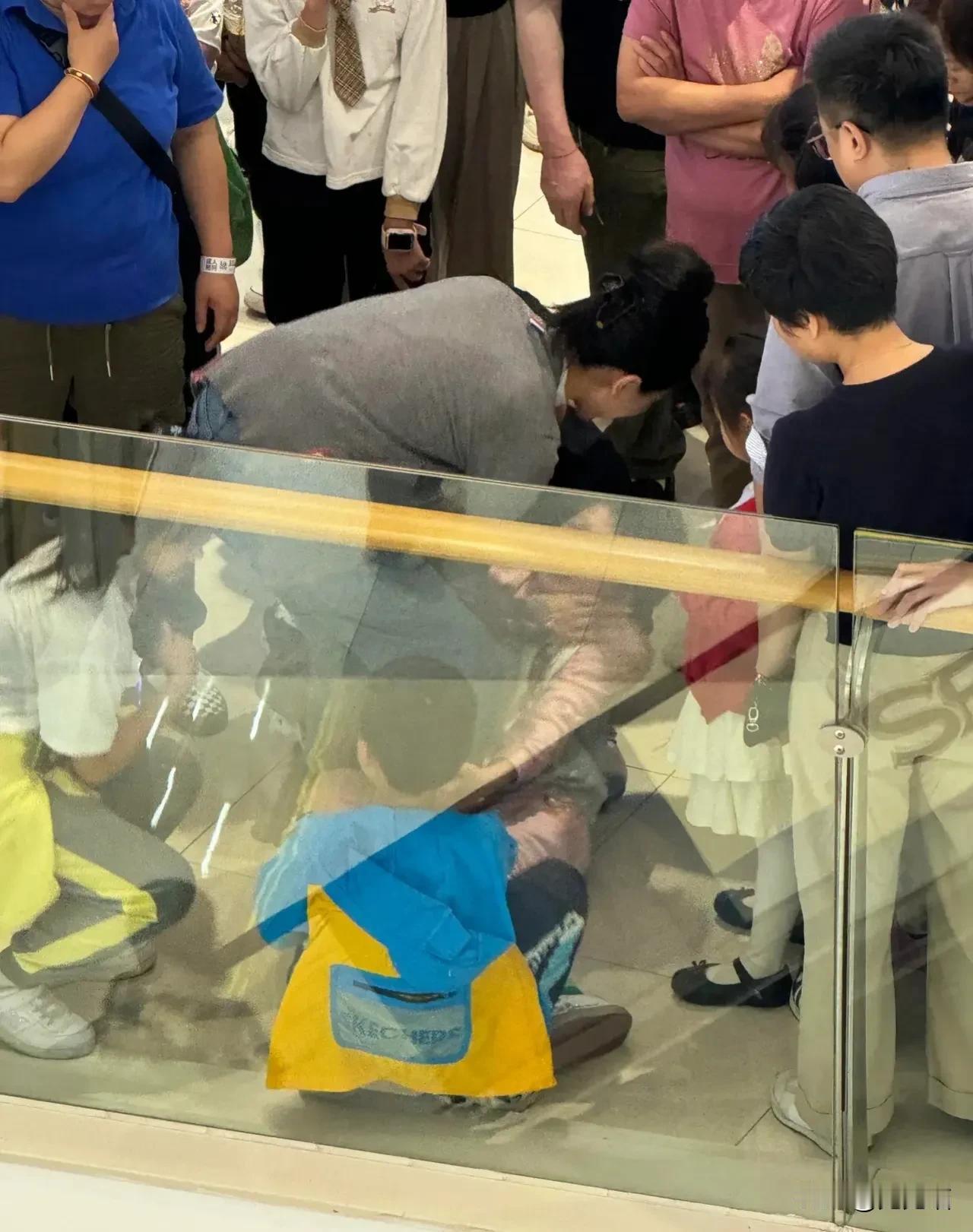 上海商场母女互殴事件引热议：谁是“错”在其中？

日前，在上海某商场内发生了一起
