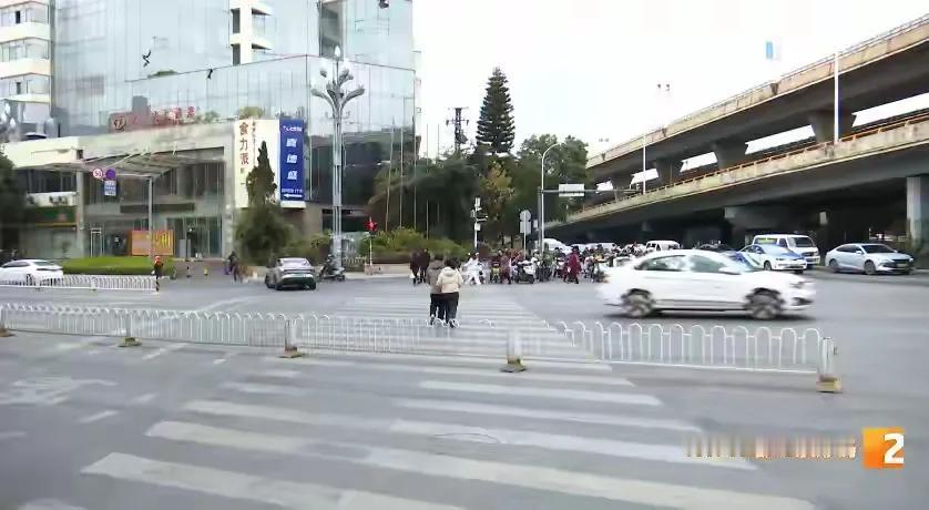 昆明东风东路金马立交桥附近这里，有一条过街人行横道上被栏杆拦住，行人只有往前走一