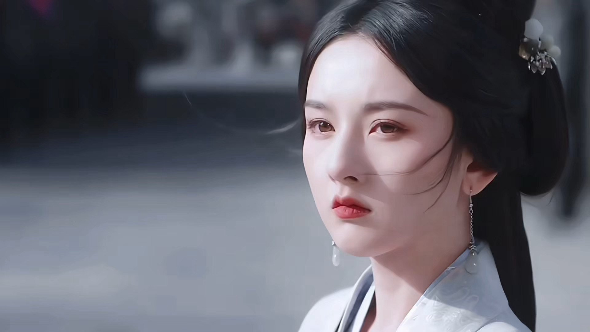 “风又起 叶落地 思念更浓郁.” ​​​