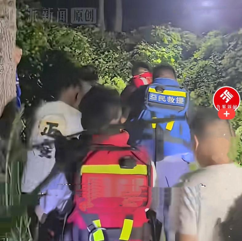山东济南发生了一场令人痛心的溺水悲剧。一名女子独自前往野外河道下河捡拾田螺，谁也