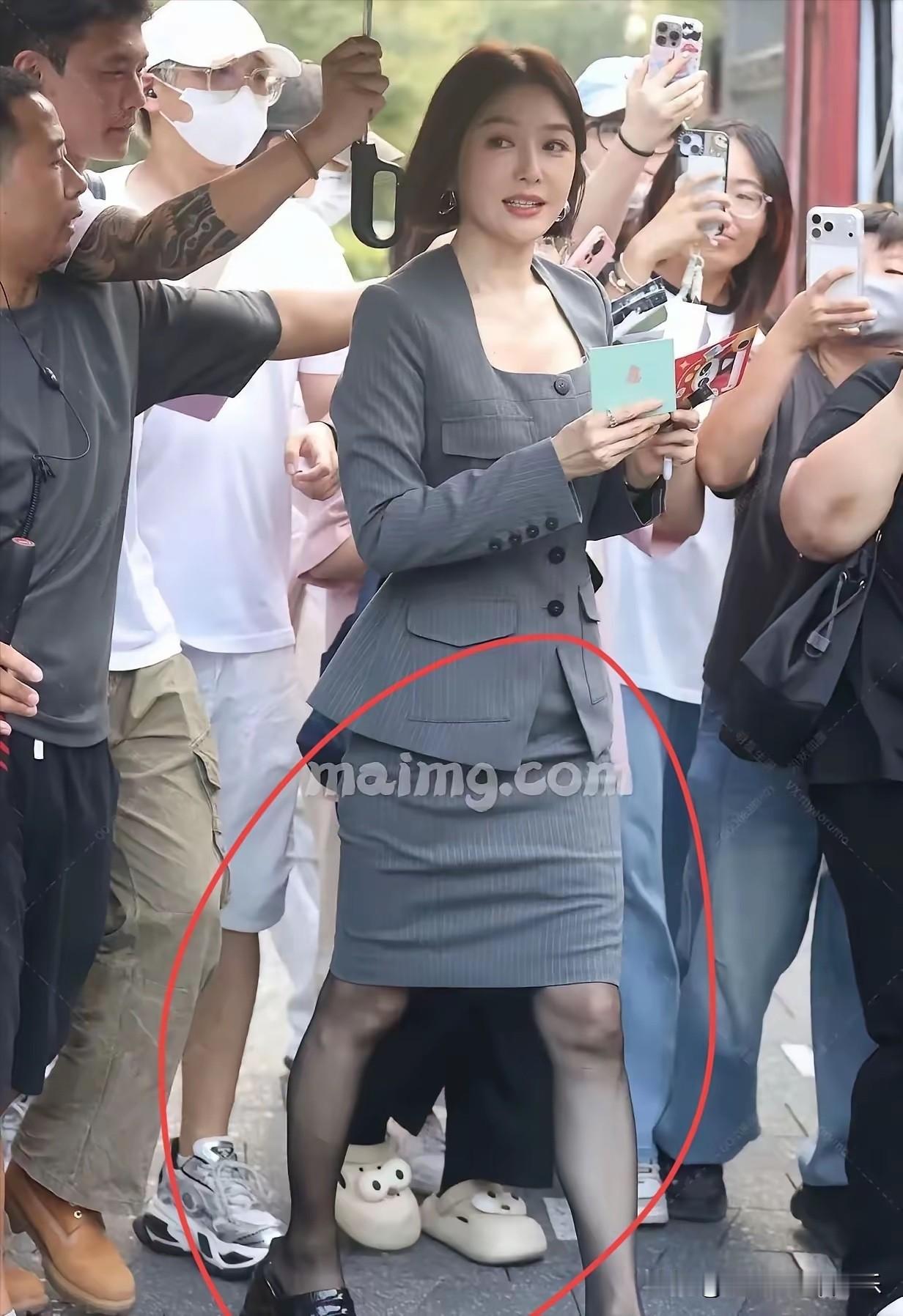 这应该是秦岚最想删除的照片吧？[捂脸][捂脸][捂脸]