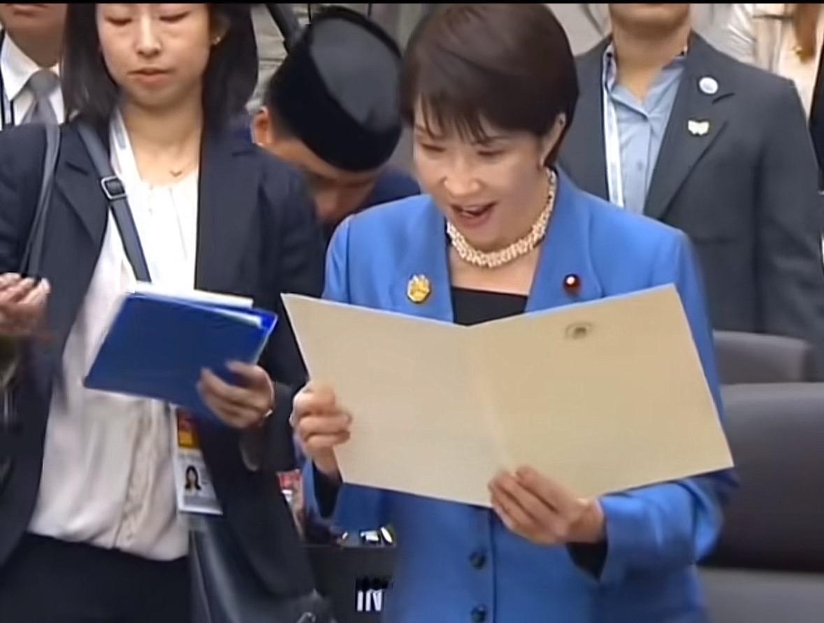 高市外交首秀变成了“肉食女”关西大妈的个人本色出演，全世界都惊掉了下巴，日本媒体