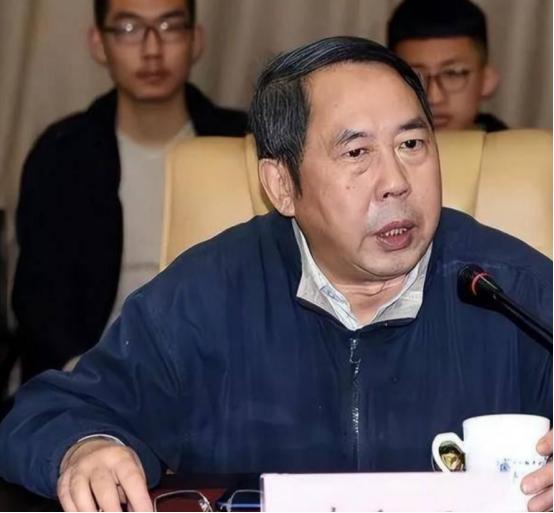 中国现在向美国投降还来得及！再晚就要‘跪着’了，”2018年，中美贸易战正酣，一