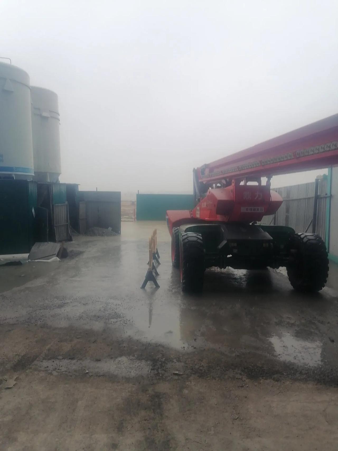 大家好，我是水电工星仔，阴雨绵绵，风带起了凉意，工地上依旧各自忙碌。