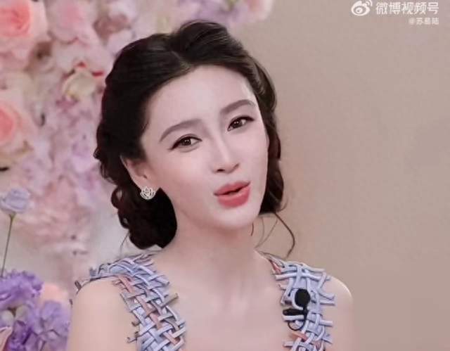 Angelababy正面回应显老争议，直言此时此刻想哭
