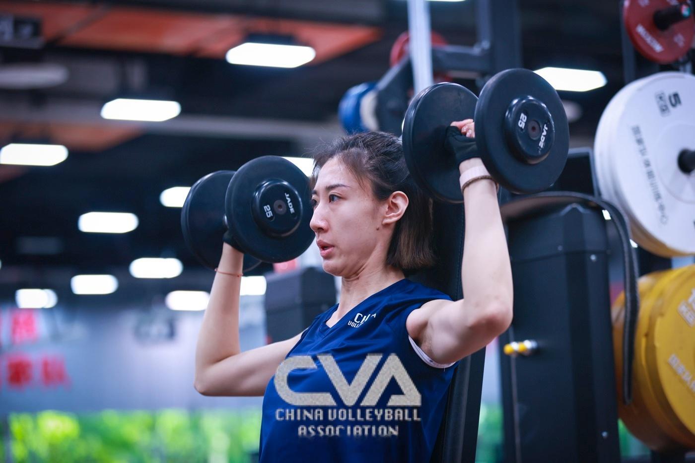 世联赛 中国女排首场比赛首发阵容出炉，龚翔宇队长领衔，不满17岁的张籽萱首发出场