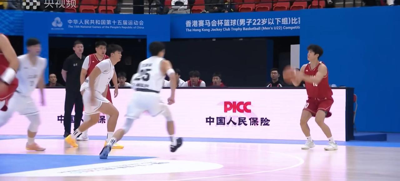 11月20日全运会U22男篮争夺第三名的比赛很精彩！北京队和上海队展开激烈对决，