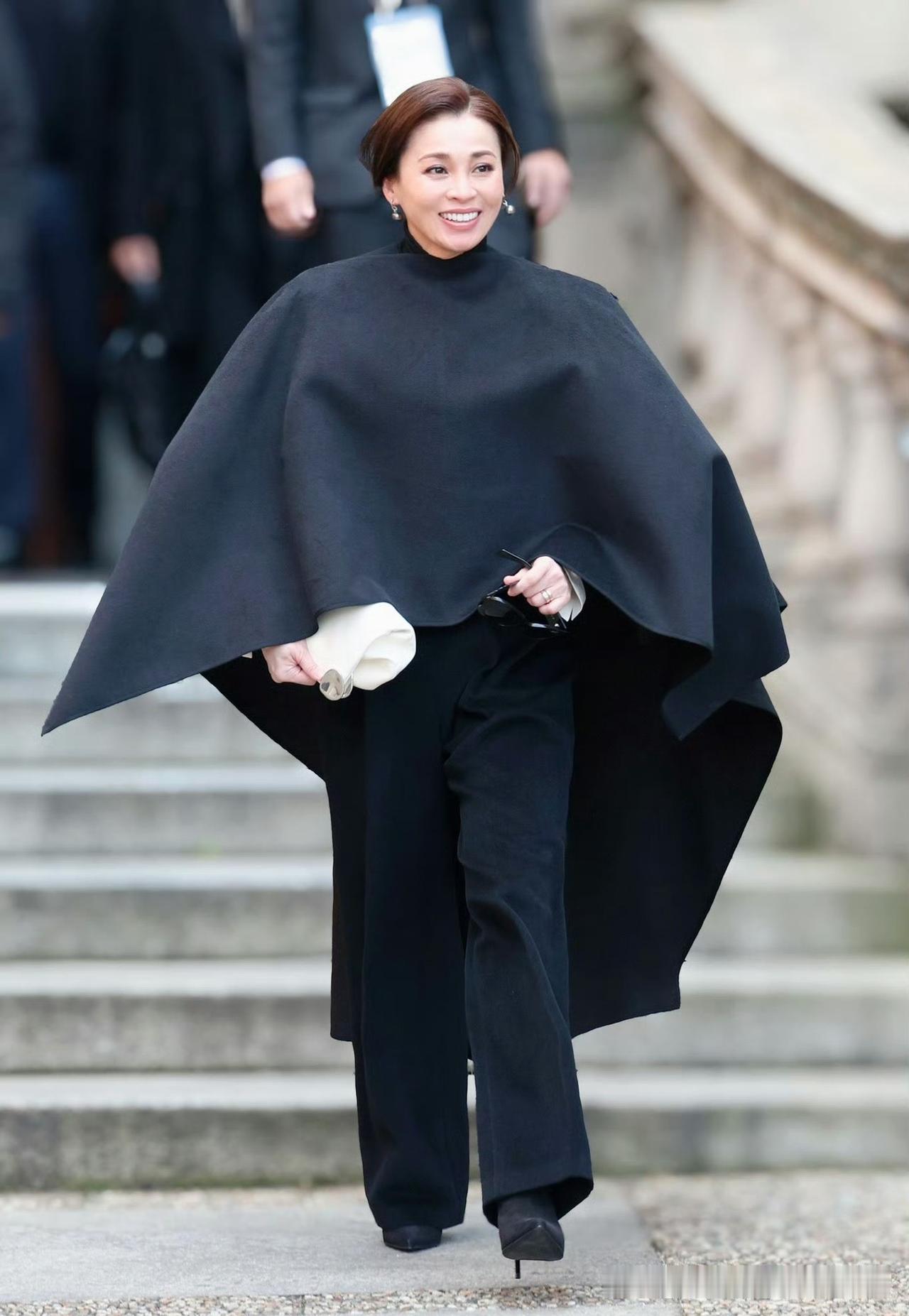 苏提达王后观看男子冰球决赛！不得不说一个人的公务，非常放松，状态也超级好，优雅大