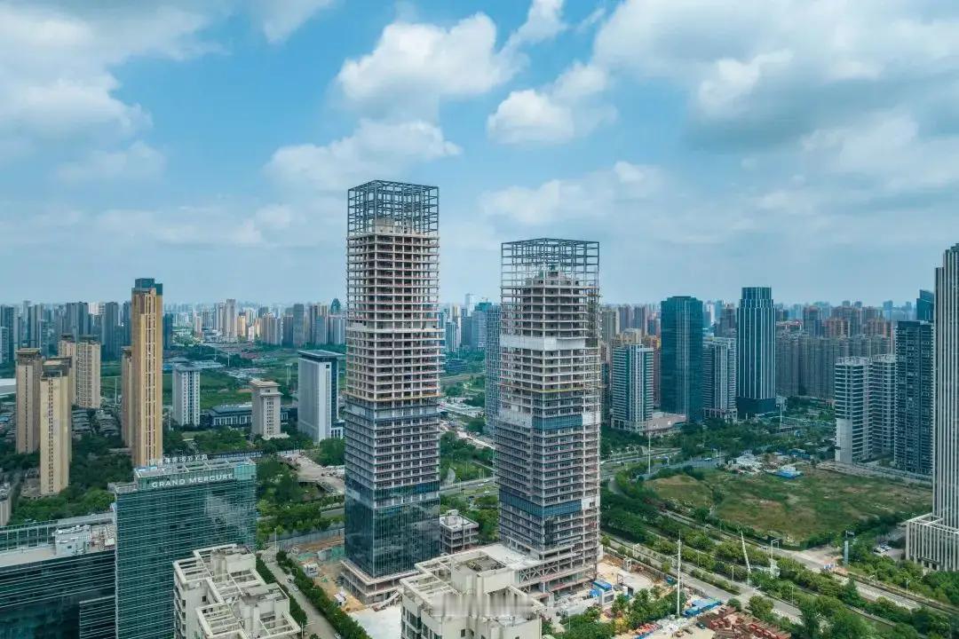湖北又一双子塔即将建成投入使用，第一张照片是去年的，后面的一张照片是效果图。现在