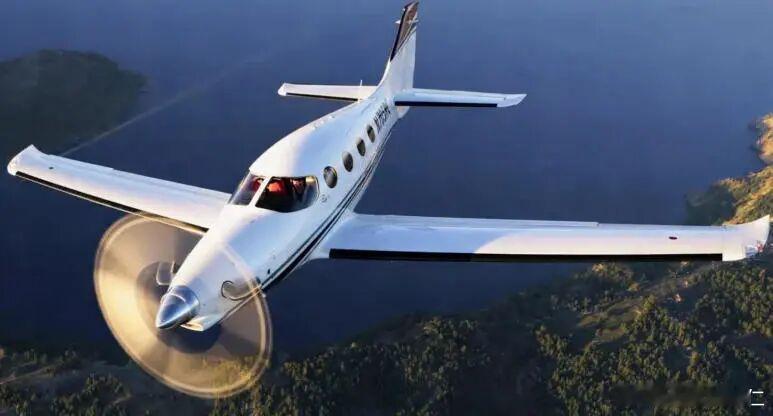 美国联邦航空局13日发布消息，科罗拉多州斯廷博特斯普林斯市当天发生一起小型飞机坠