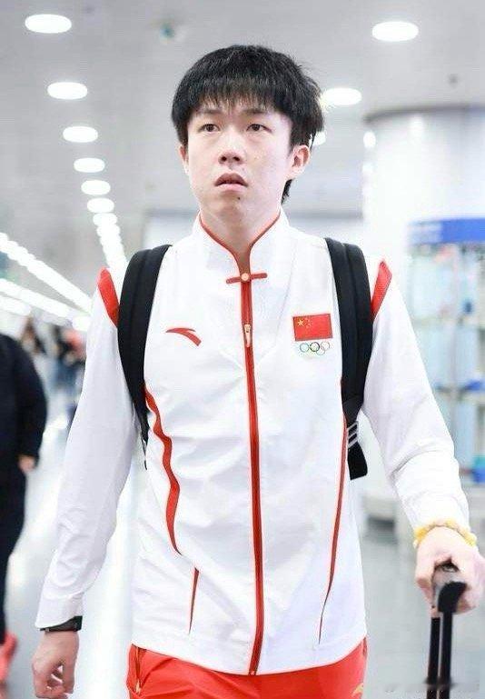 一届四金！王楚钦极有可能追平马龙的6枚奥运金牌纪录。倘若他能在洛杉矶奥运会斩获男