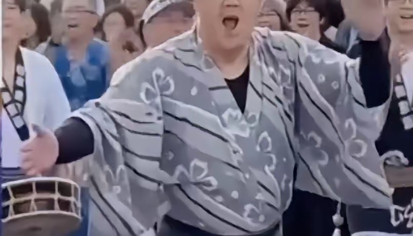 北大中文系的教授在日本，穿着和服，跳着很专业的日本阿波舞，跳的可嗨了 