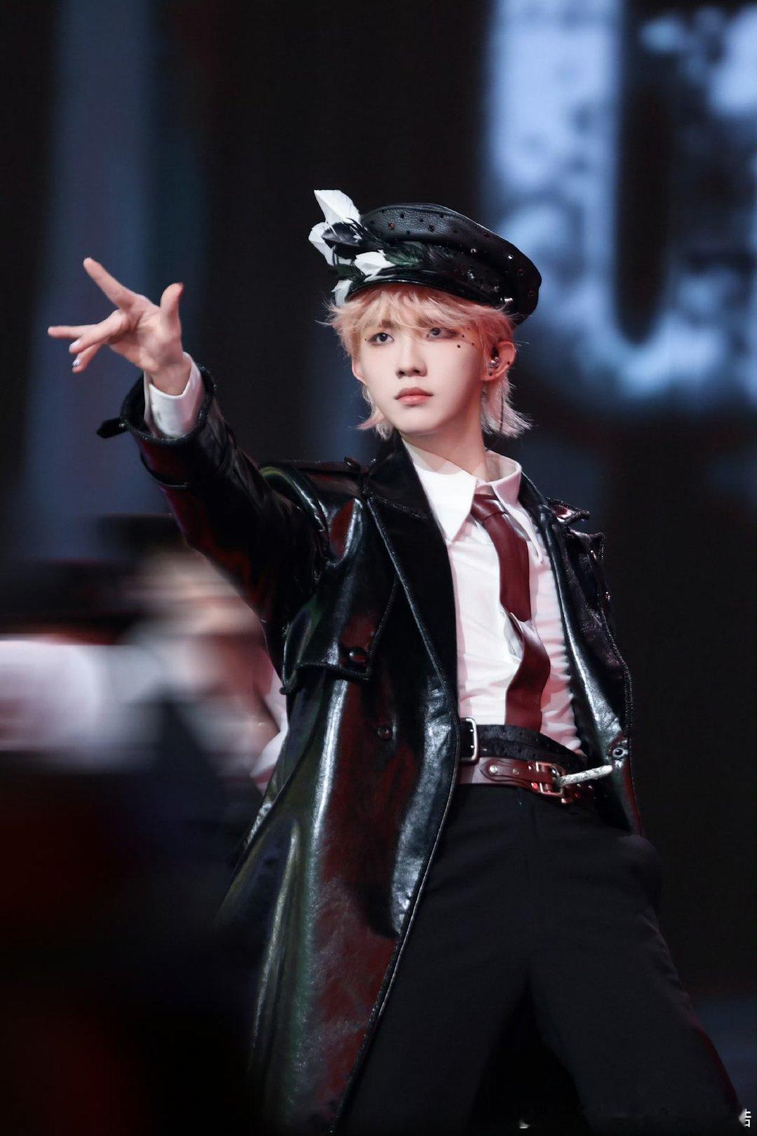 苏新皓 不是明星 少年随性出行低调否认，褪去光环依旧温柔，这样的苏新皓太有亲和力