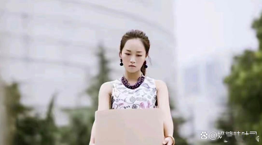 蓝盈莹面带苦相，嘴角向下，但一旦上扬，立刻判若两人。 ​​​