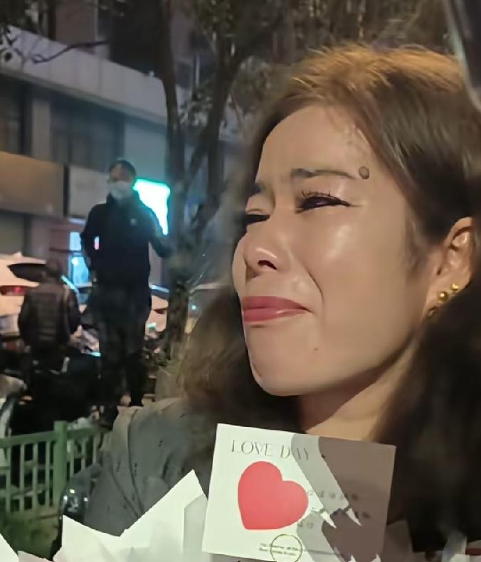 向西安阿达西表白求婚的新疆女子，应该不是蹭流量的网红，表白失败，哭得很伤心，不像