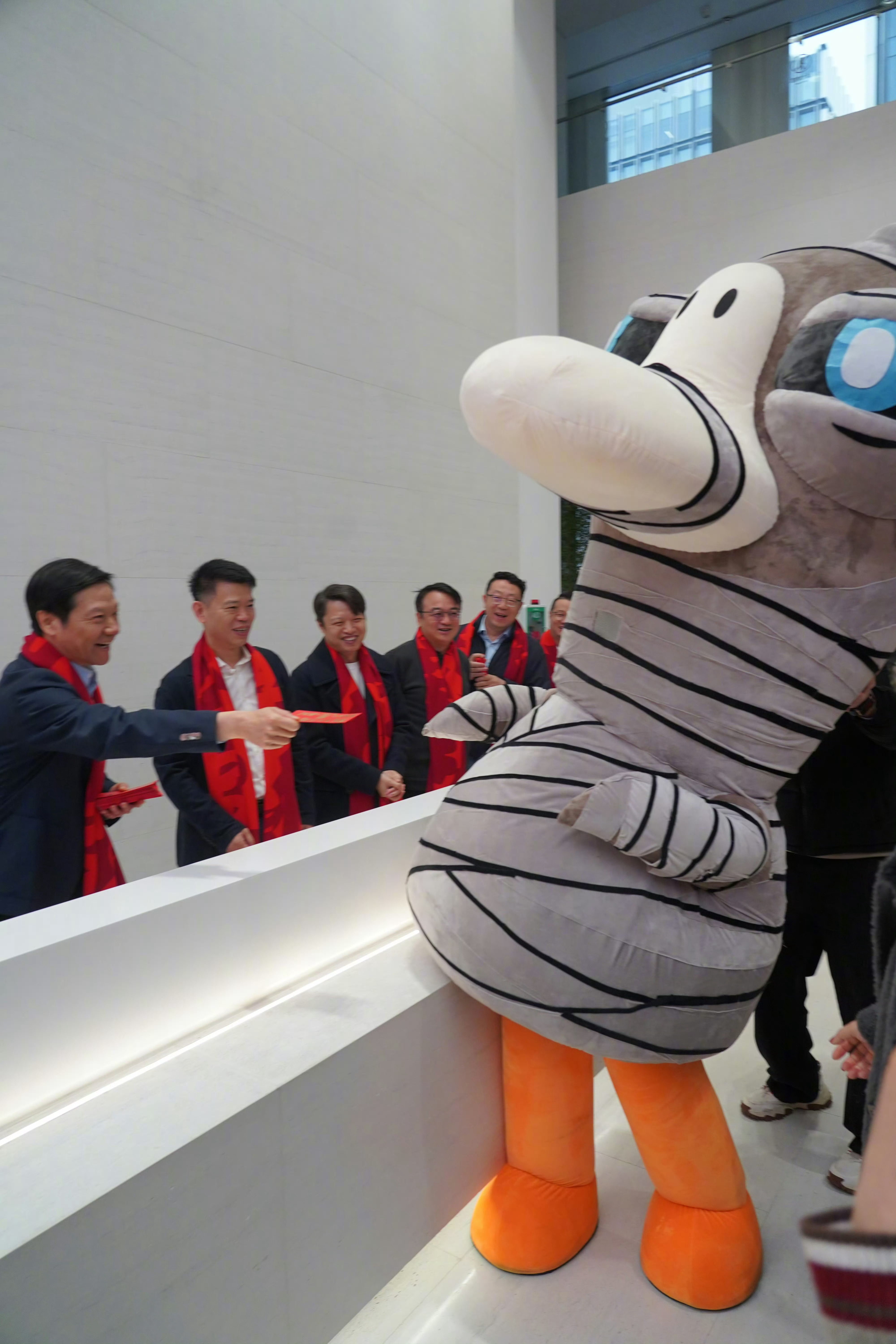 雷军鹅鸭杀互动  马年开工新气象，金山集团现场喜气拉满！雷军董事长携高管团队亲临