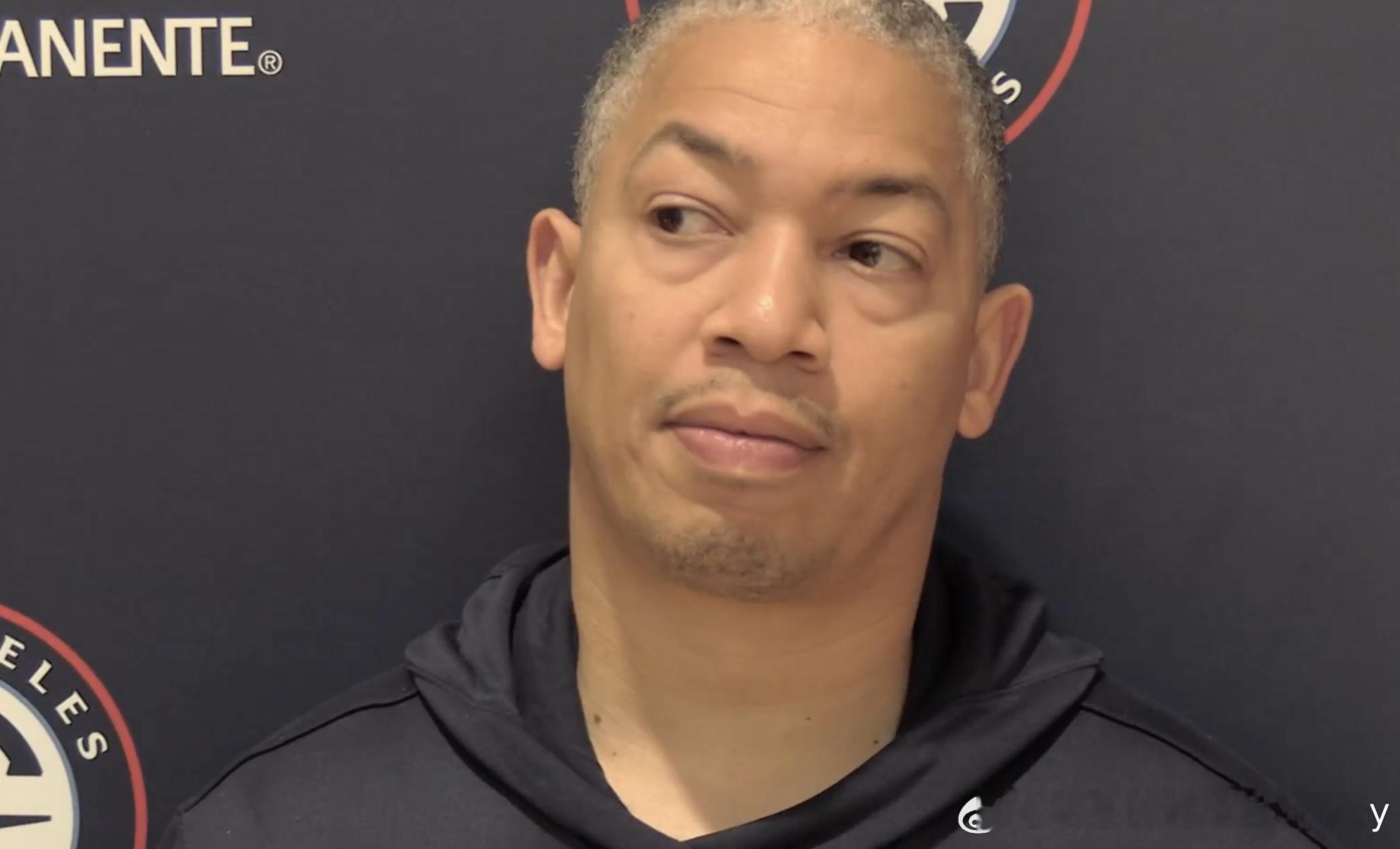 卢告诉比尔：别着急。你休息了三个月，错过了训练营和季前赛；慢慢来，找回节奏、体能